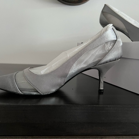 Nine West beautiful ladies pewter satin dress shoe - Picture 3 of 10
